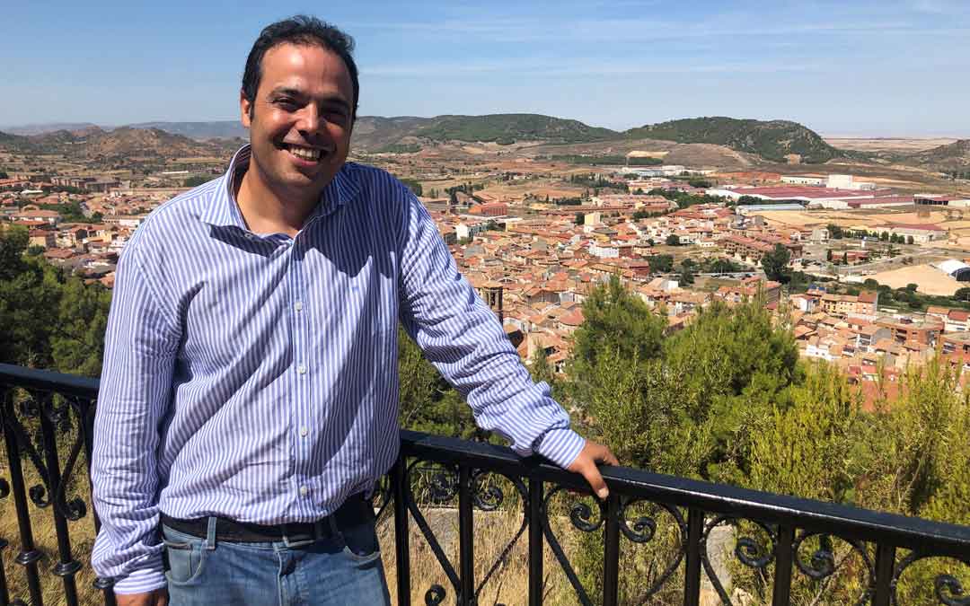 El alcalde de Andorra, Antonio Amador, desde San Macario que ofrece una magnífica vista de la localidad / L. Castel