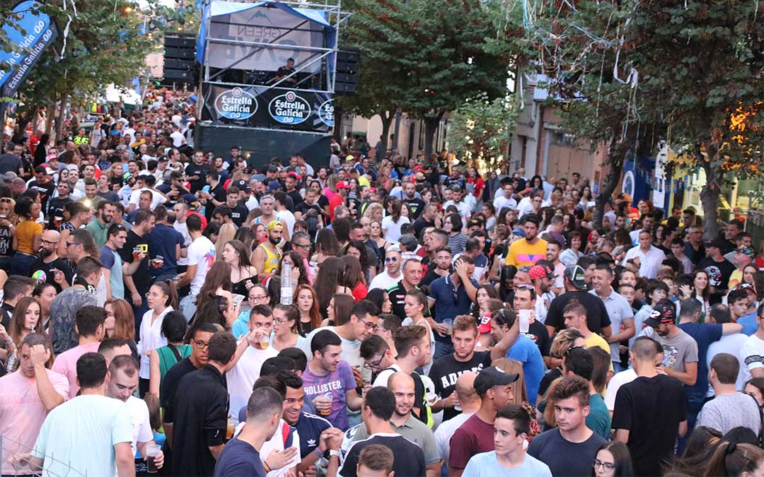 Ambientazo en la avenida de Aragón el sábado por la tarde./ Adrián Monserrate