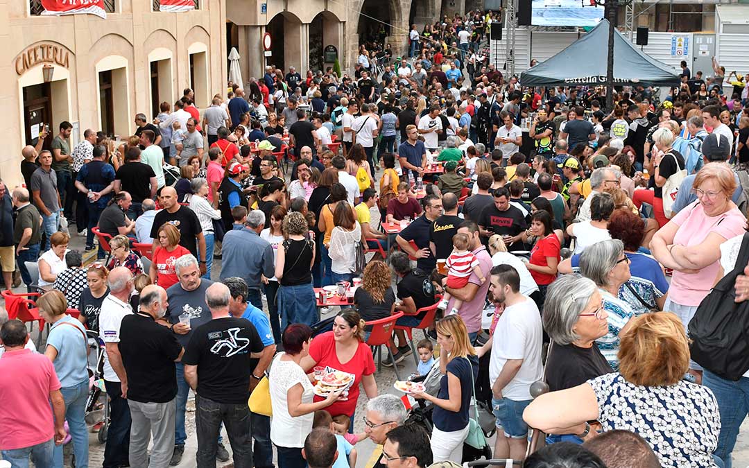 Imagen de la plaza de España el sábado por la tarde del GP de 2019, con muy buen ambiente | La Comarca