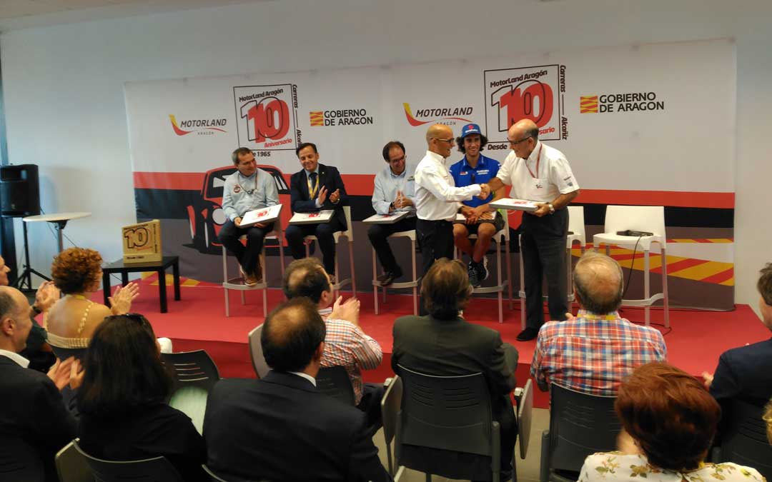 El décimo aniversario del Gran Premio de Aragón ha contado este jueves por la tarde con un evento especial en el circuito de Motorland al que asistieron el presidente de la FARAM, del RACCG, de la RFEDA, el piloto Álex Rins y los responsables de Motorland y Dorna / B. Severino