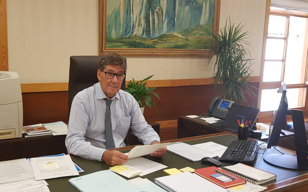 Arturo Aliaga, este martes, en su despacho en la consejería de Industria de DGA