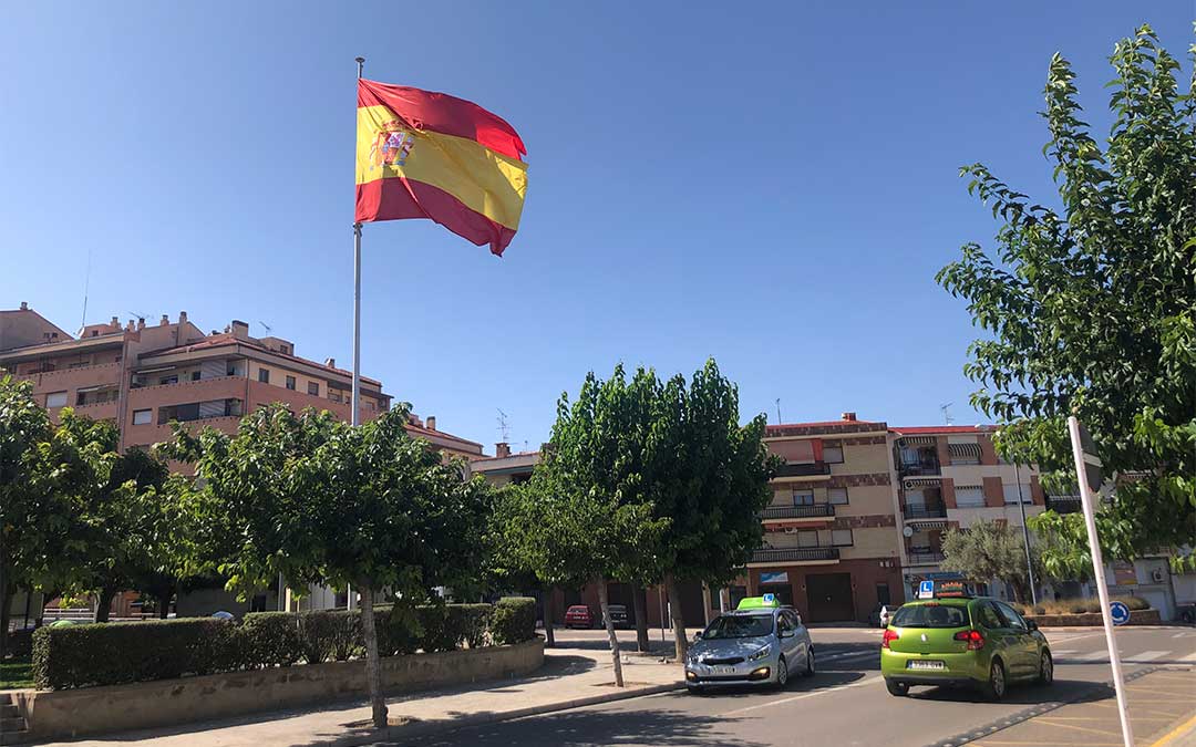 La bandera de 5x7,5 metros ya lucía ayer en Alcañiz./ L. Castel.