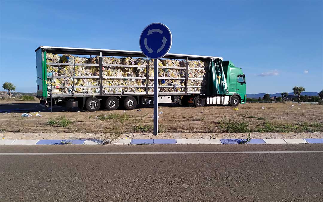 El camión que transportaba plásticos estuvo a punto de perder la carga al levantarse la lona./ J.P.