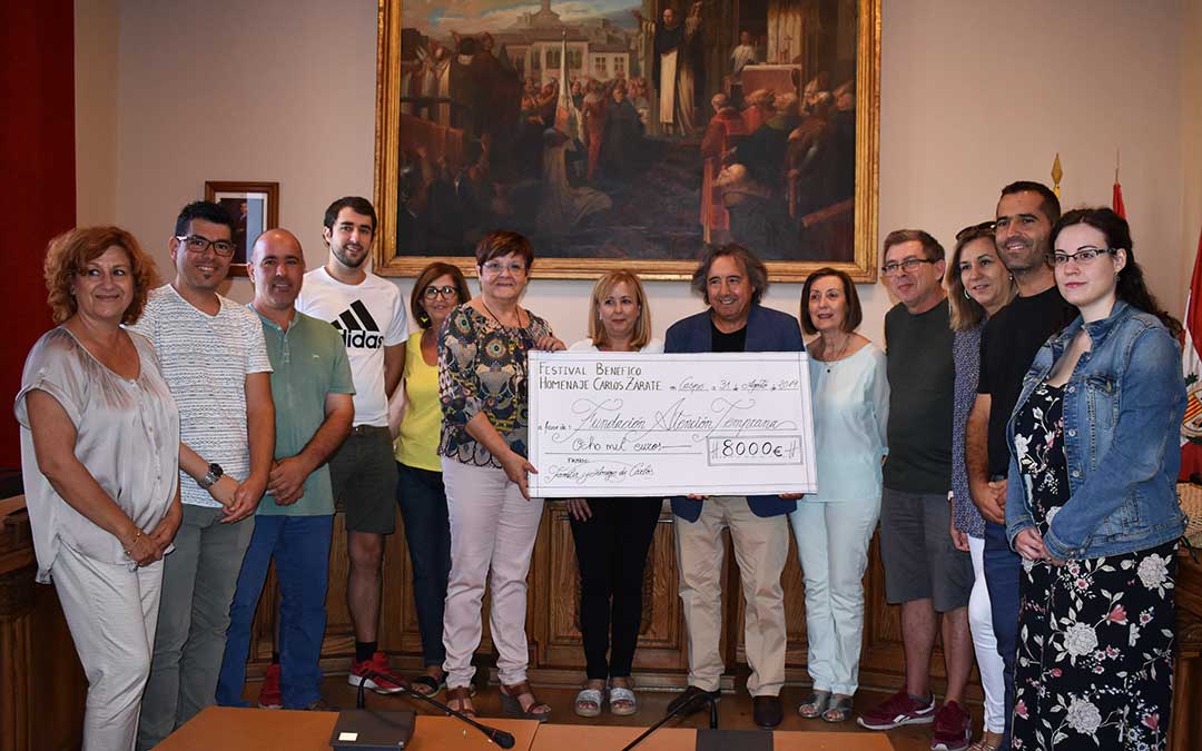 Entrega del cheque de parte de los familiares de Carlos Zárate a representantes de Fundación Atención Temprana, acompañados de representantes municipales.