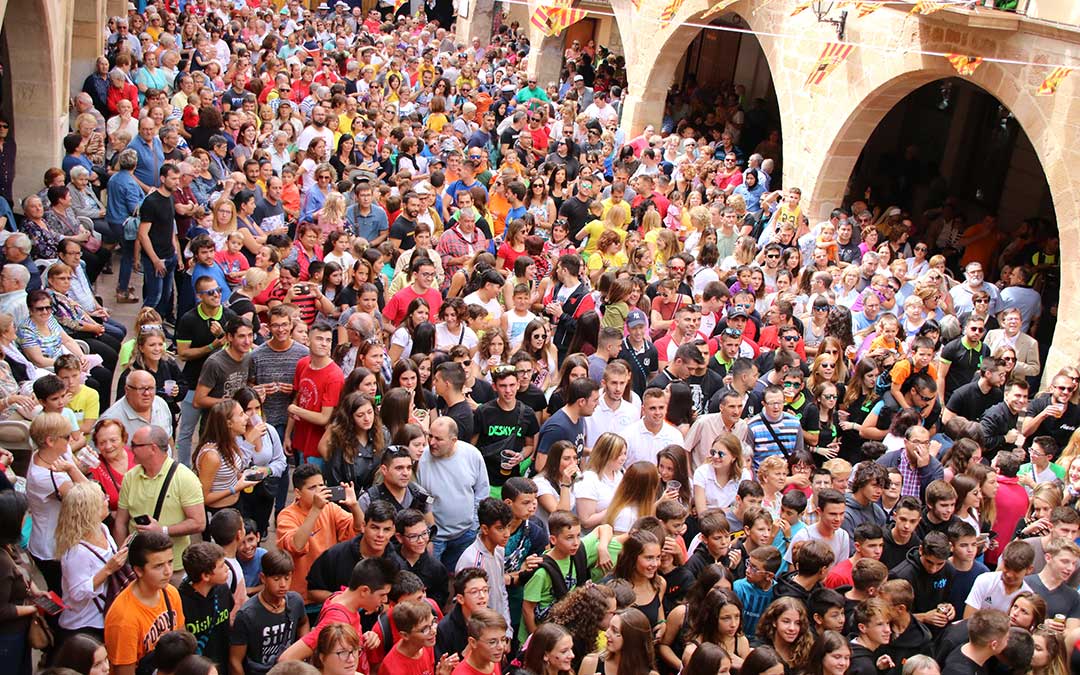 Calles abarrotadas en el chupinazo de las fiestas de Alcorisa en 2019./ Adrián Monserrate.