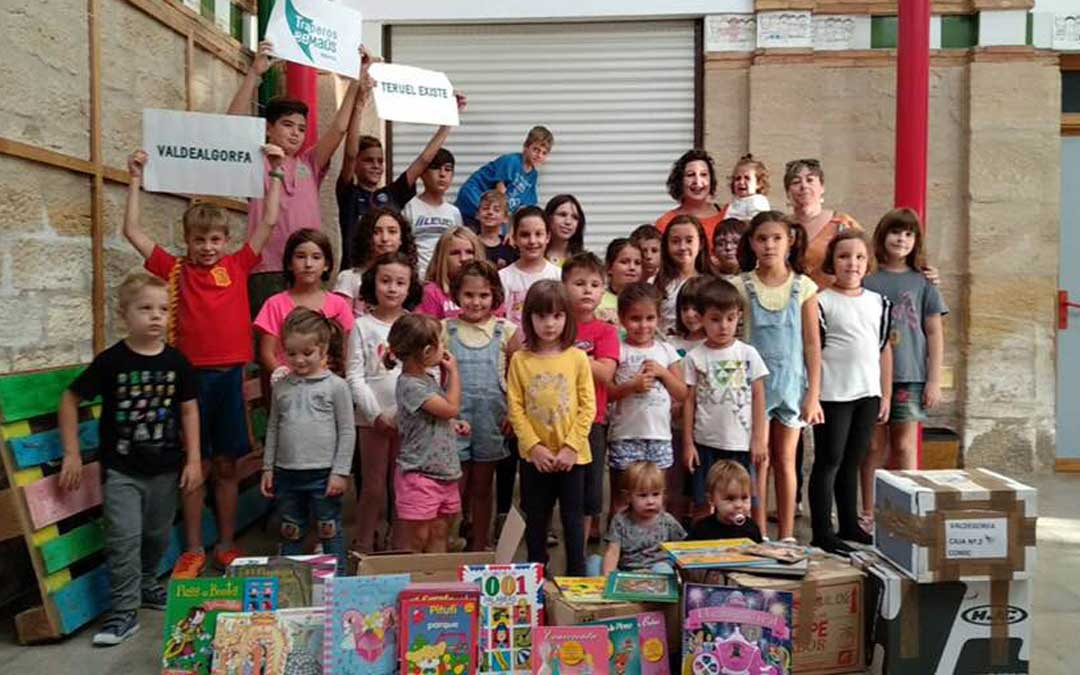 Alumnos del colegio y la guardería de Valdealgorfa junto al material donado. // Ayuntamiento de Valdealgorfa