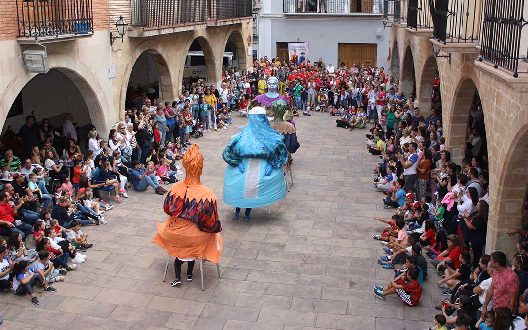 Comparsa de Irún bailando en la plaza Los Ardos de Alcorisa./ Comparsa de Gigantes de Alcorisa.