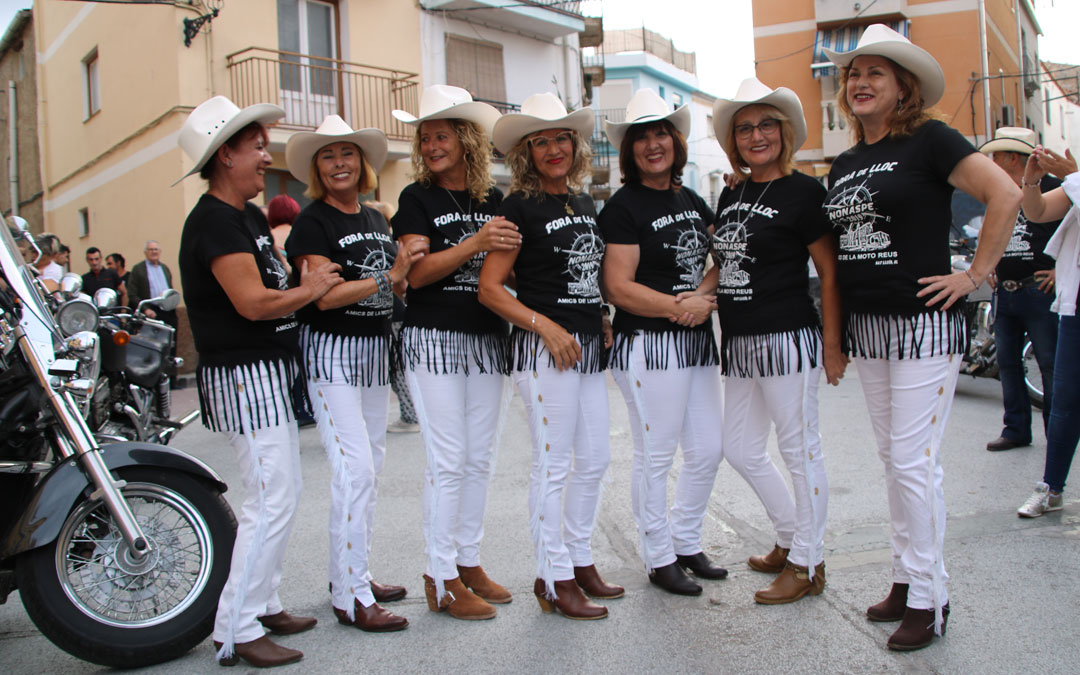 Las bailarinas de Country amenizaron la tarde. // Esther Icart