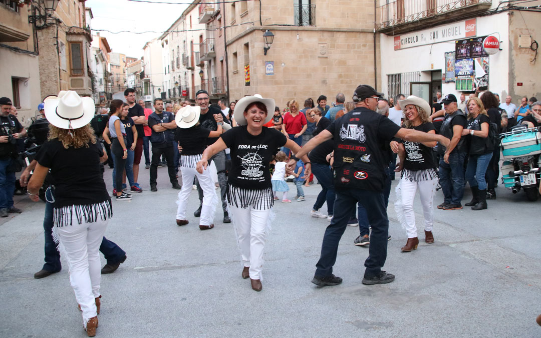 Todos los asistentes se unieron a bailar Country. // Esther Icart