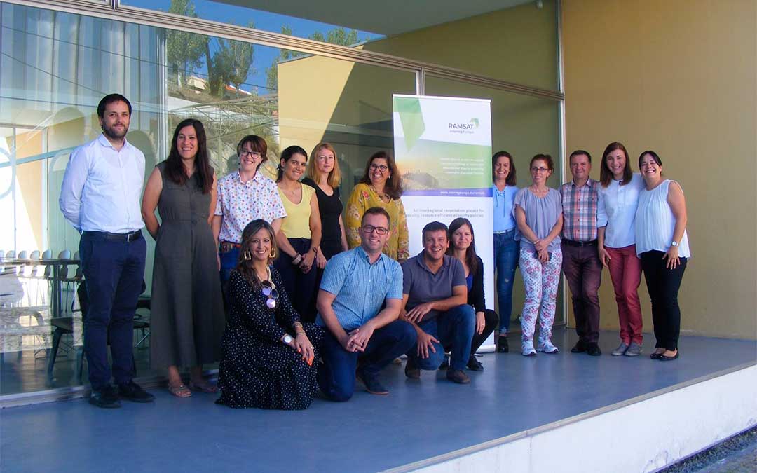 La técnica de la DPT, Laura Gascón (tercera de pie por la izquierda) junto a los otros asistentes a la reunión que inicia el proyecto RAMSAT./ DPT.
