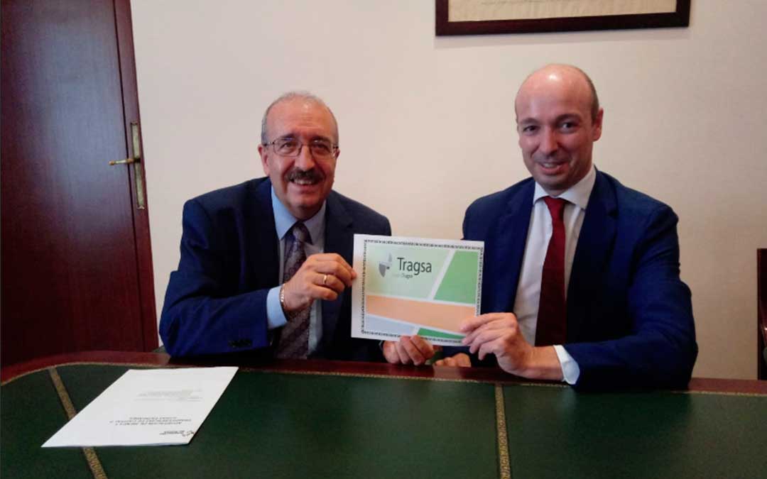 El presidente de la DPT, Manuel Rando, y el presidente de FEGA, Miguel Ángel Riesgo, durante la firma./ DPT.