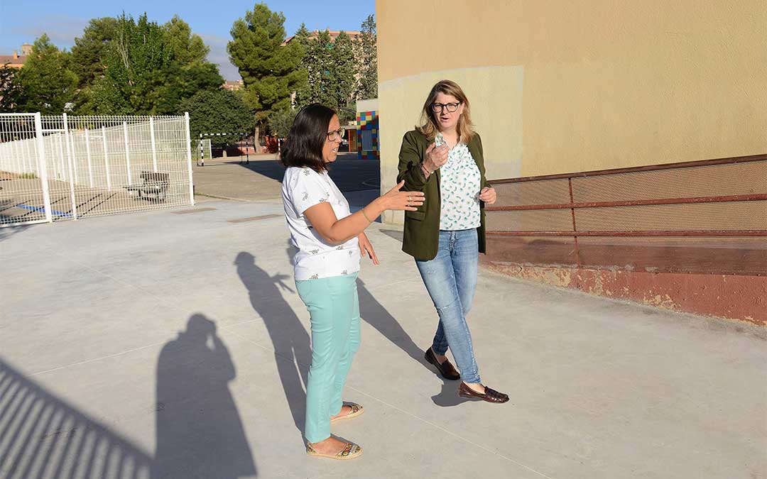 Mene (dcha.) y Vargas (izqda.) visitan la obra terminada del patio del CEIP Emilio Díaz./ Ayuntamiento de Alcañiz.