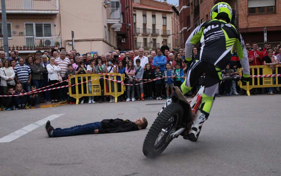 Un valiente alcorisano accedió a que las motos saltaran por encima de él. // Esther Icart