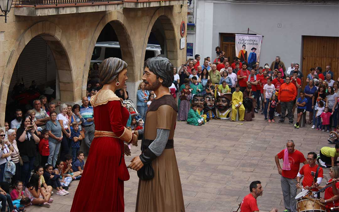 Los gigantes Diego e Isabel en la plaza Los Arcos./ Comparsa de Gigantes de Alcorisa.