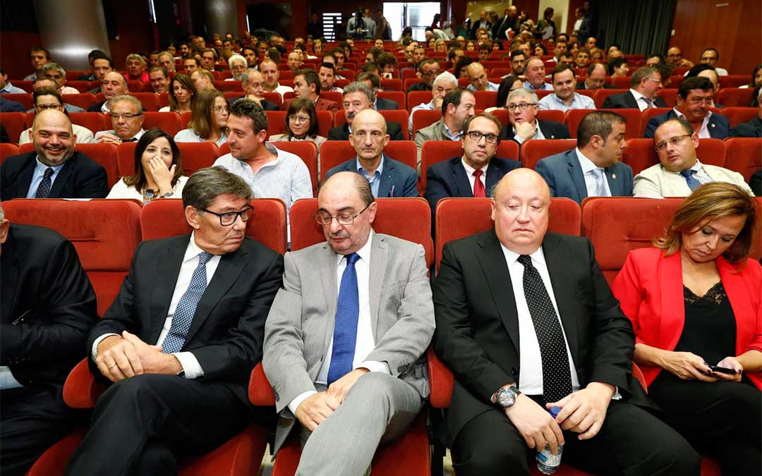 Arturo Aliaga, Javier Lambán y Mayte Pérez durante el anuncio de Forestalia en la delegación territorial del Gobierno de Aragón en Teruel./ DGA