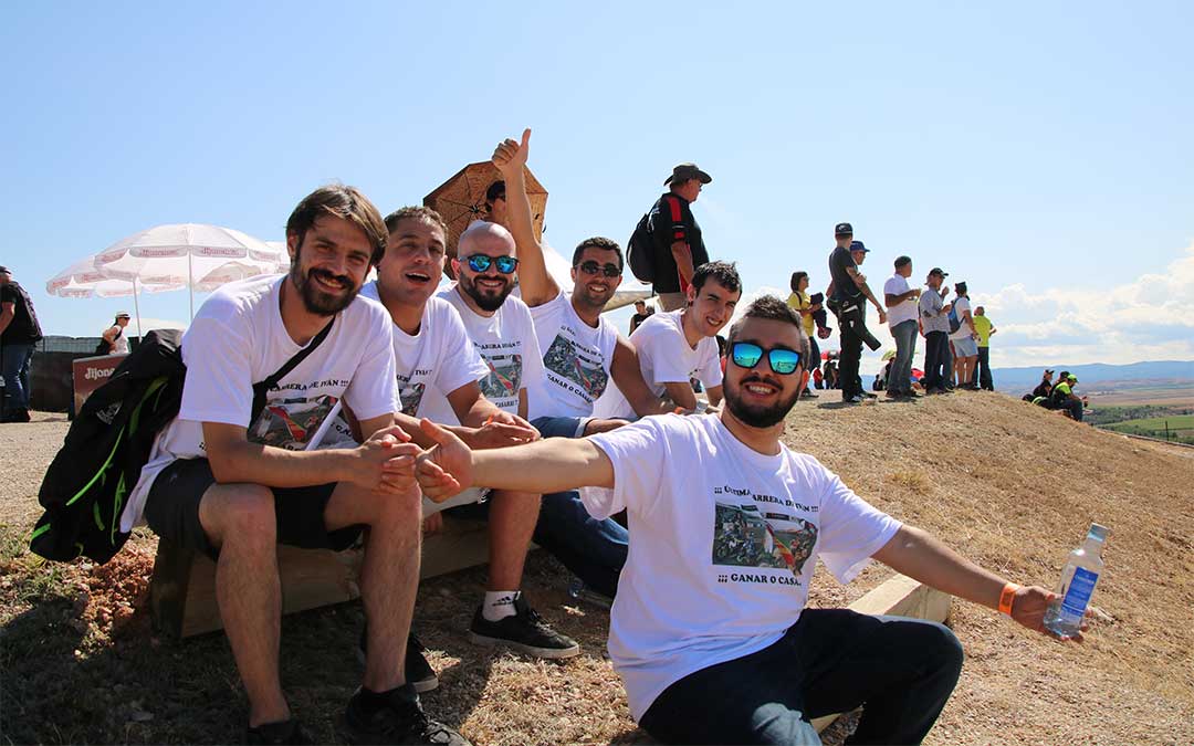 Sergio de Vitoria celebrando su despedida de soltero en el Gran Premio de Aragón de Motociclismo./ Adrián Monserrate.