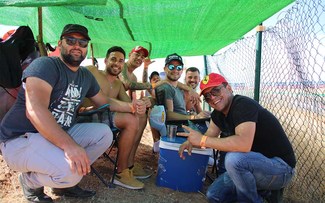 Un grupo de amigos valencianos bien preparados para disfrutar de los entrenamientos del sábado desde la grada 4./ Adrián Monserrate