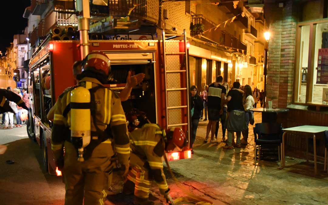 Efectivos del parque de bomberos en el lugar de los hechos. // LaComarca