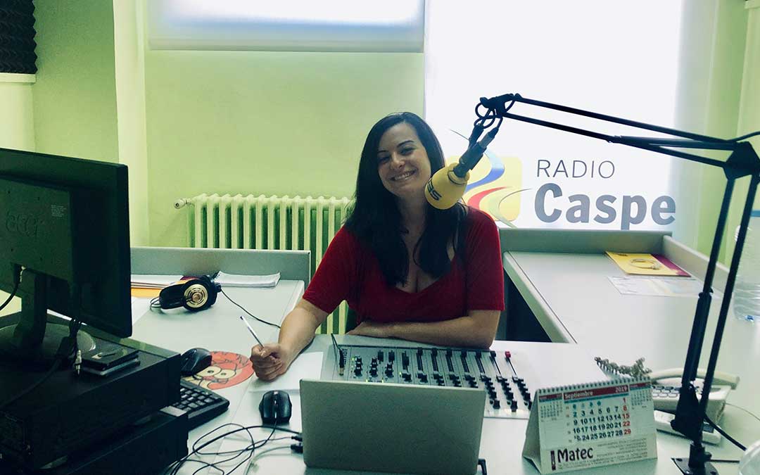Laura Quílez es la presentadora de Hoy es tu día, en Radio Caspe.