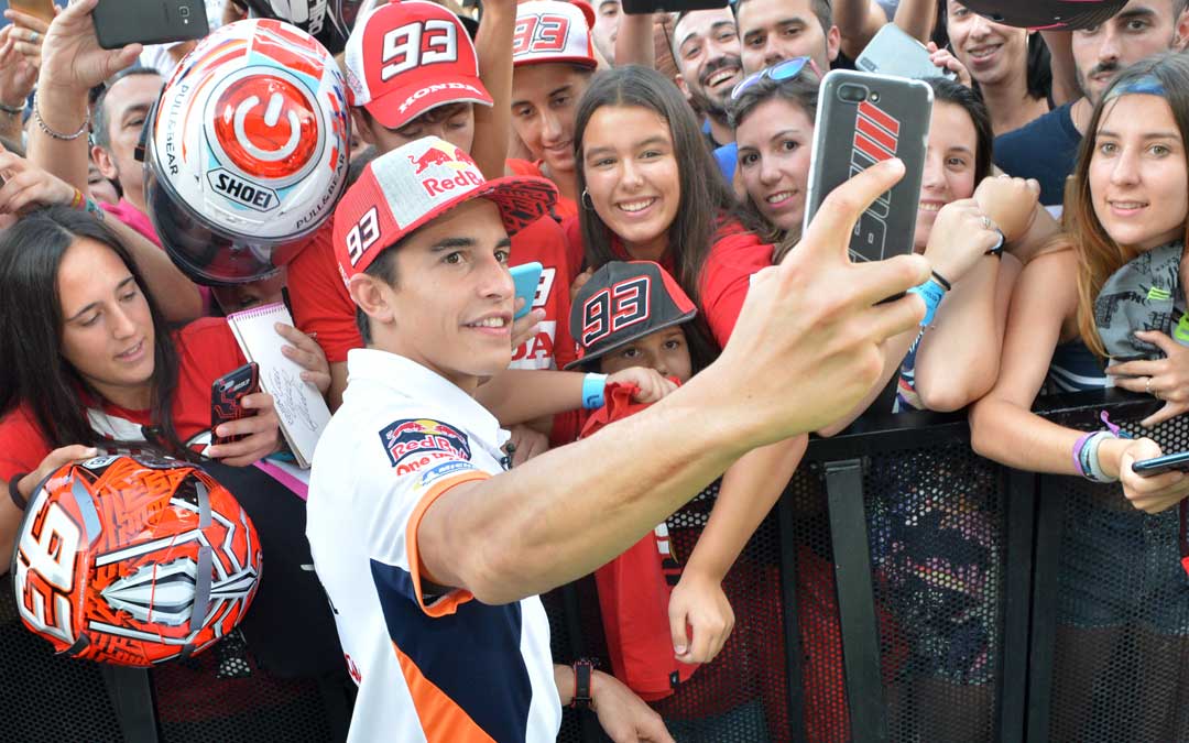 Marc Márquez este jueves fotografiándose con sus fans en el pit lane walk de Motorland / La Comarca