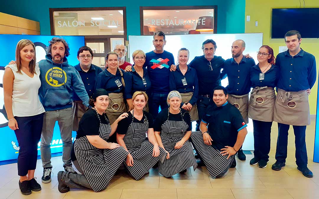 Los chefs Paco Roncero, Diego Guerrero y José Carlos García con el equipo de cocina y sala del Balneario de Ariño