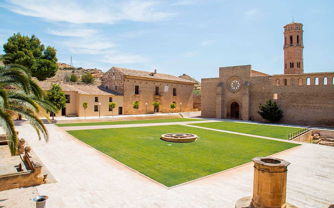 El Real Monasterio de Nuestra Señora de Rueda se asienta en la vereda del río Ebro, a medio camino de las villas de Sástago y Escatrón.