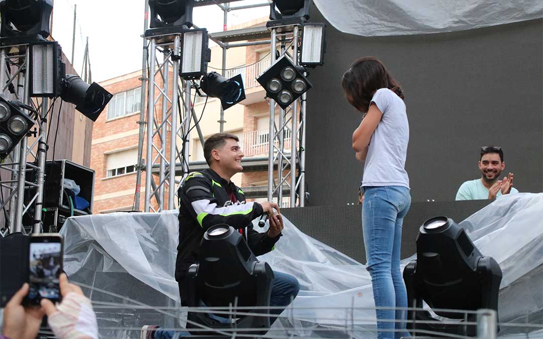 Un joven de Calatayud, residente en Irún, le pide matrimonio a su novia en el escenario del Embudo el sábado por la tarde./ Adrián Monserrate