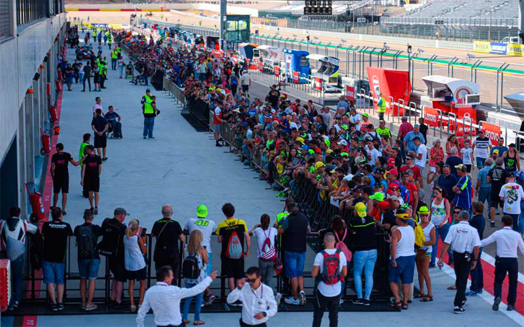 Pit lane walk del jueves en Motorland./ Agency Sport Media