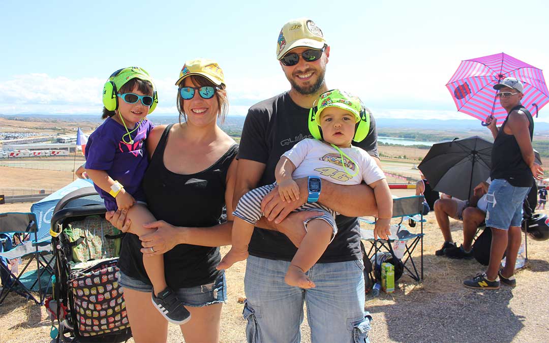 Esta pareja de aficionados de San Sebastián comenzaron a ir a Motorland antes de ser padres y ahora continúan yendo con sus dos hijos./ Laura Castel.