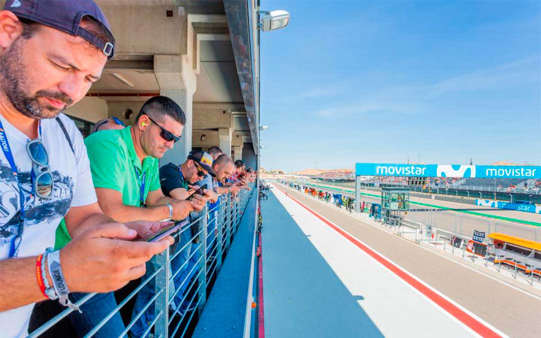 Aficionados en la terraza del área VIP, sobre el pit lane, el año pasado en MotorLand. / Agency Sport Media.