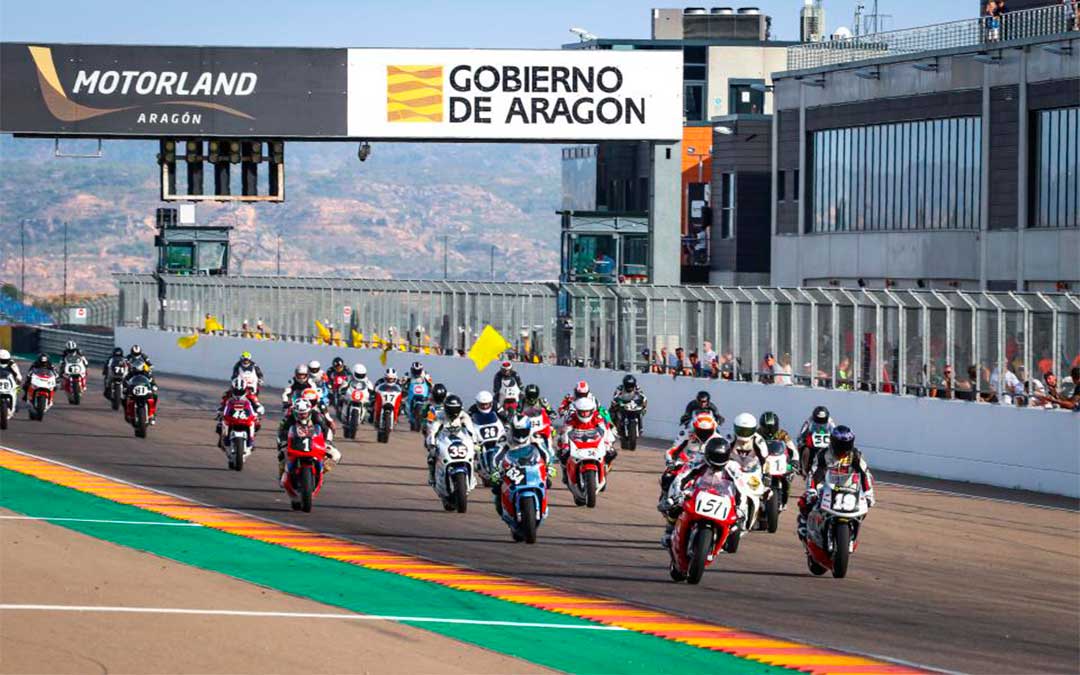 Inicio de la prueba de velocidad el sábado en Motorland. El piloto fallecido, Víctor Arturo Vargas Lucas, de 41 años, sufrió un accidente tras la salida en la curva 1./ AGENCY SPORT MEDIA