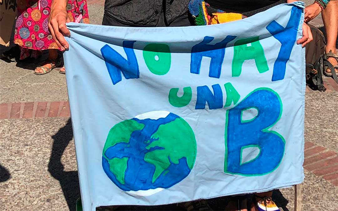 Pancarta de protesta contra el cambio climático: "No hay una Tierra B".
