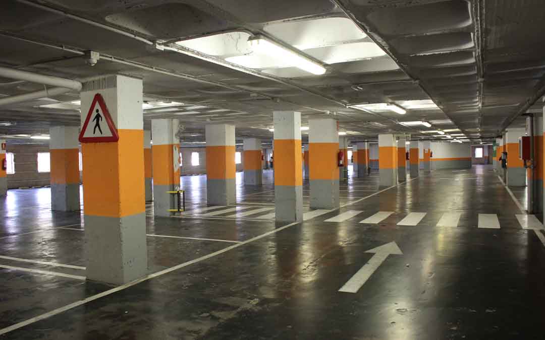 Parquin vacío del Mercadona este viernes por la tarde