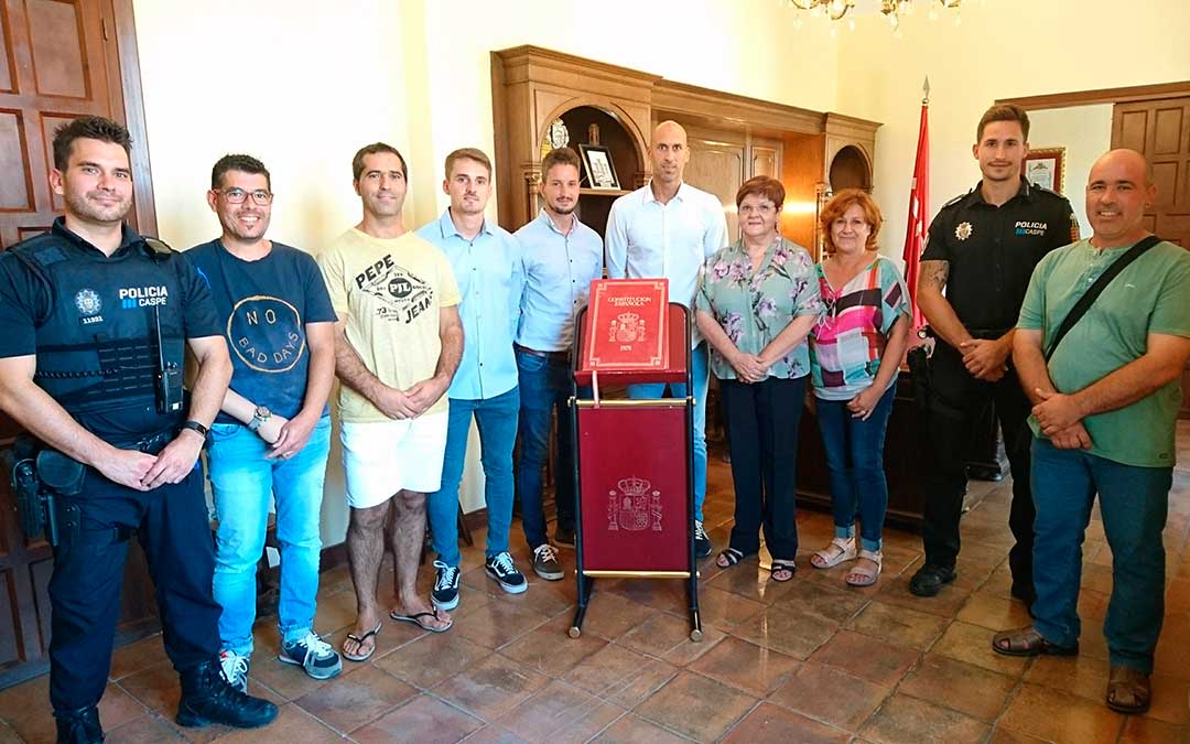 Los nuevos agentes junto a los representantes municipales del Ayuntamiento de Caspe.