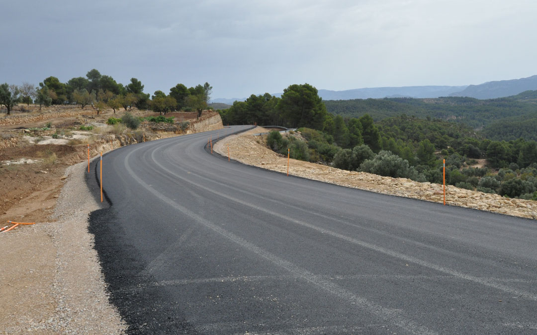 Los trabajos han permitido renovar un nuevo tramo de la carretera que comunica La Portellada, Ráfales y Fórnoles con Valderrobres