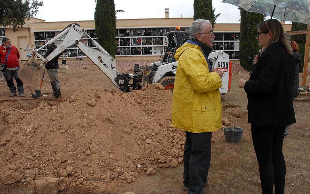 Realización de los trabajos en la fosa VII del cementerio de Alcañiz./ Ayto. de Alcañiz