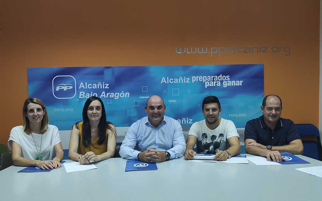Los cinco concejales del PP Alcañiz./ PP Alcañiz../ PP Alcañiz.