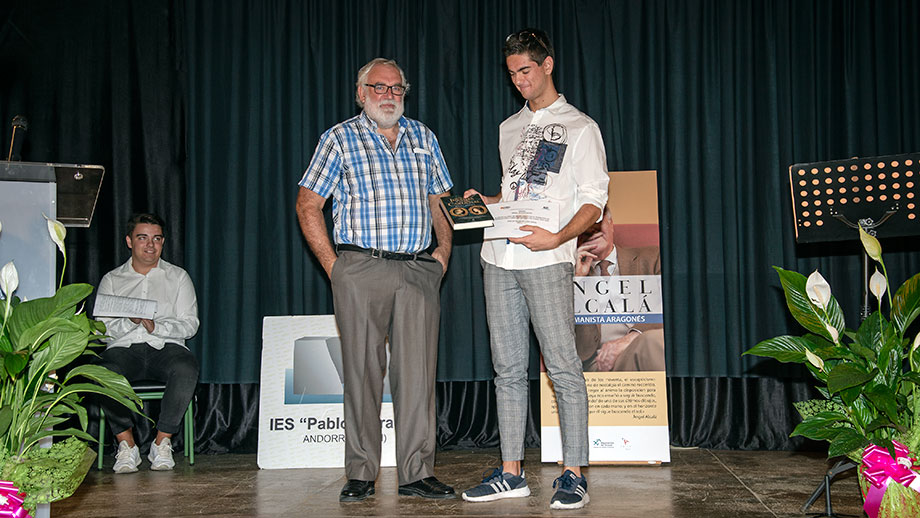 Marcos Gracia Pascual recibió el premio de manos de Javier Alquézar / Rosa Pérez