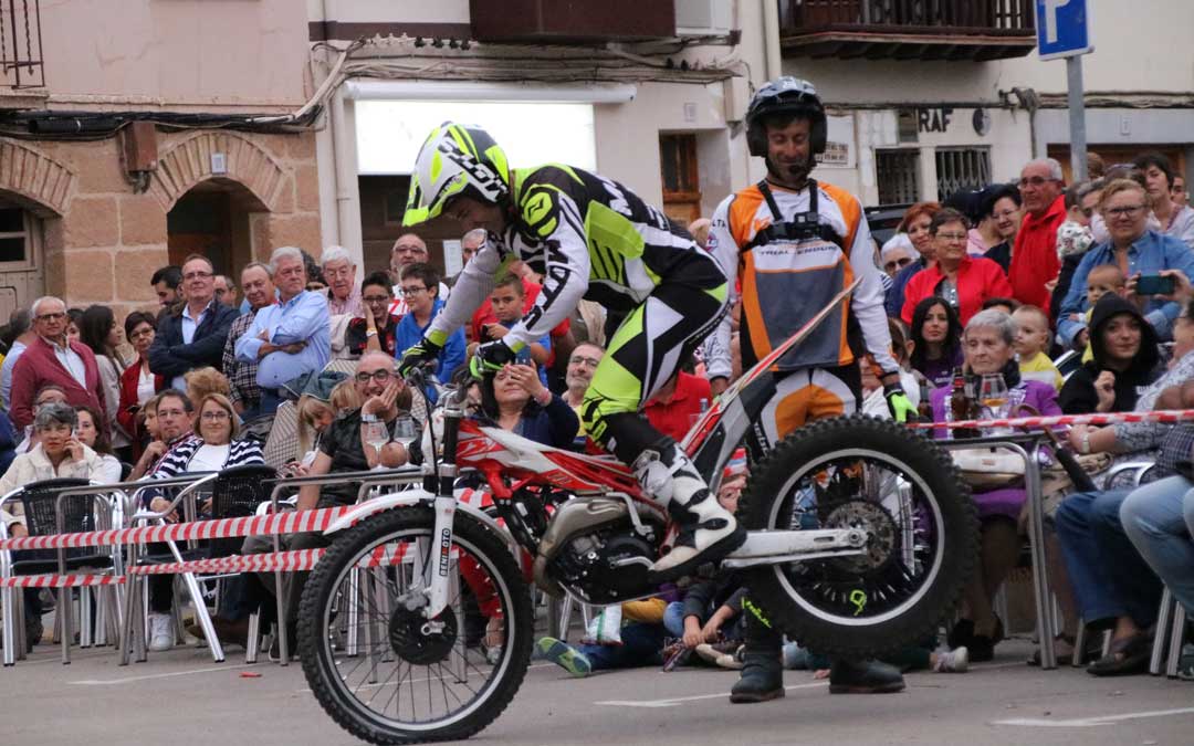 Los dos pilotos de Trial Show este viernes en Alcorisa. // Esther Icart