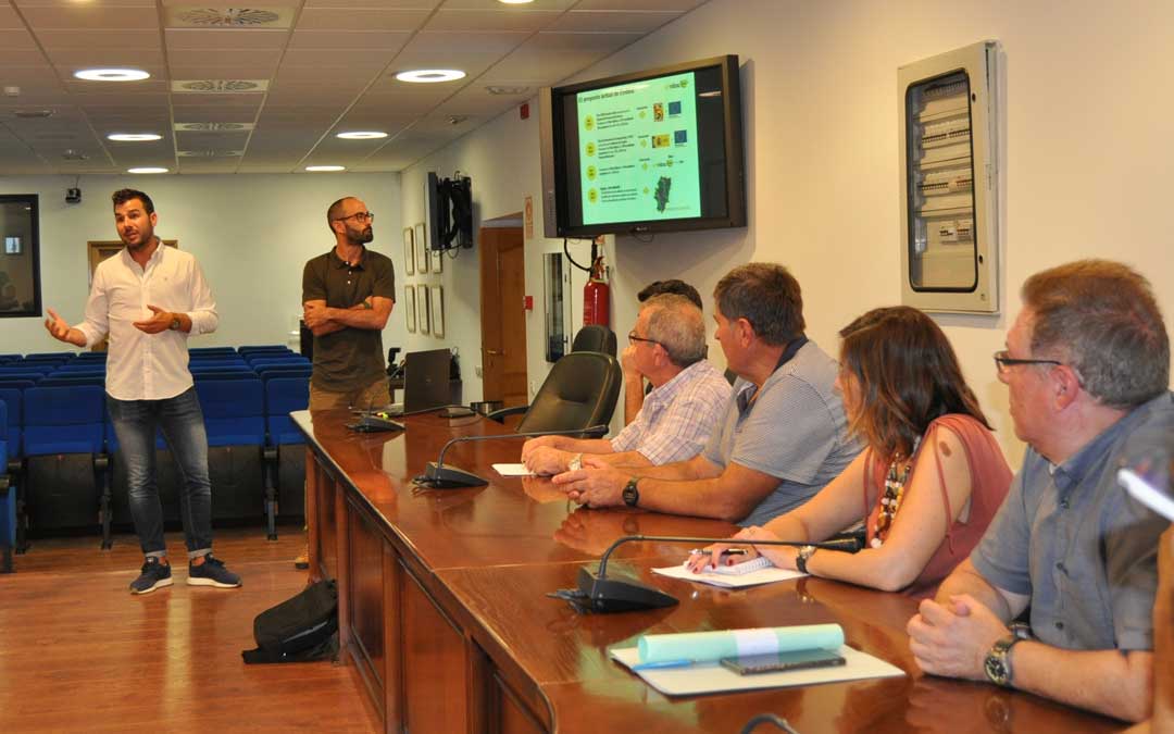 Alcaldes y representantes de la empresa mantuvieron una reunión en la sede de la comarca.