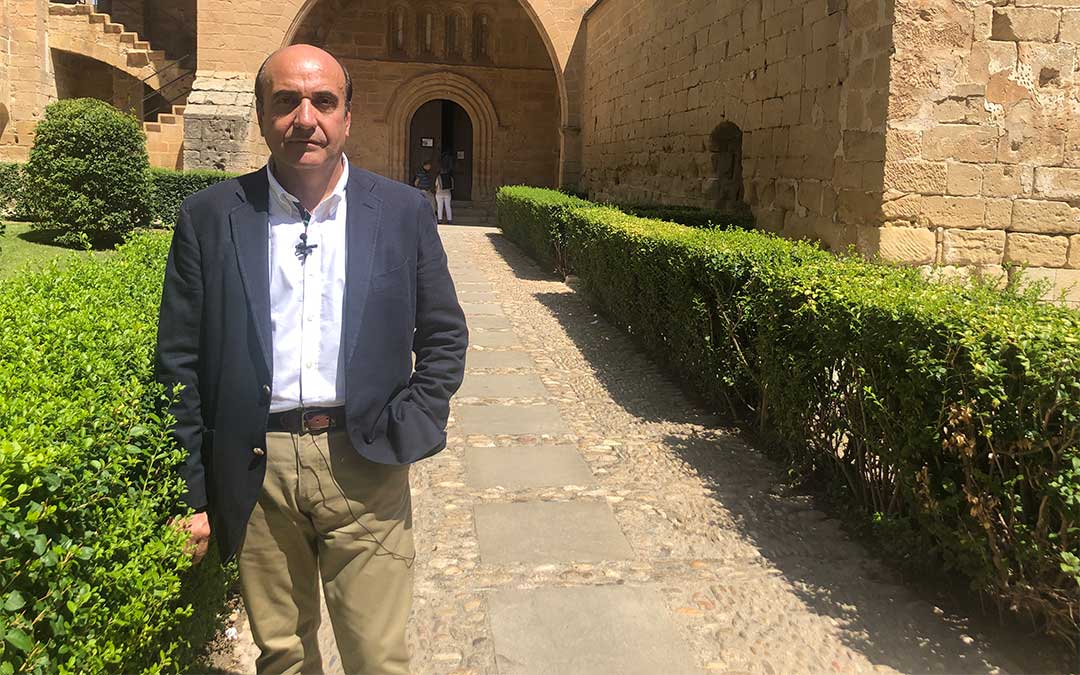 Rafael Mateo, en agosto, en el Castillo en el que jugaba a tirarse piedras de niño. / Laura Castel.