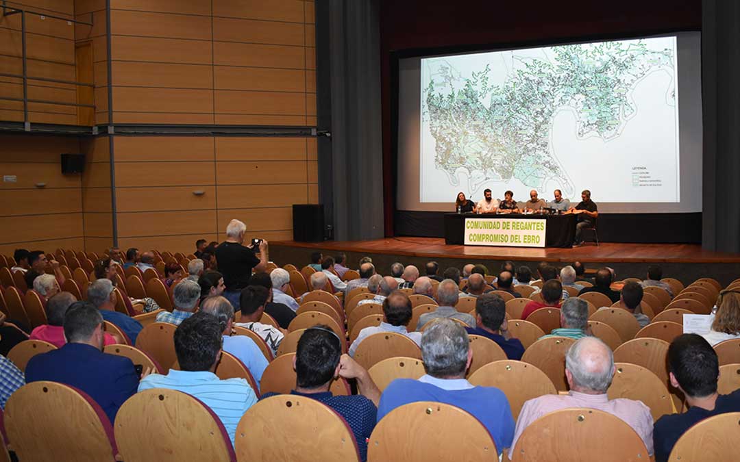Decenas de agricultores y regantes acudieron ayer por la tarde a la reunión, en el Cine Teatro Goya de Caspe.