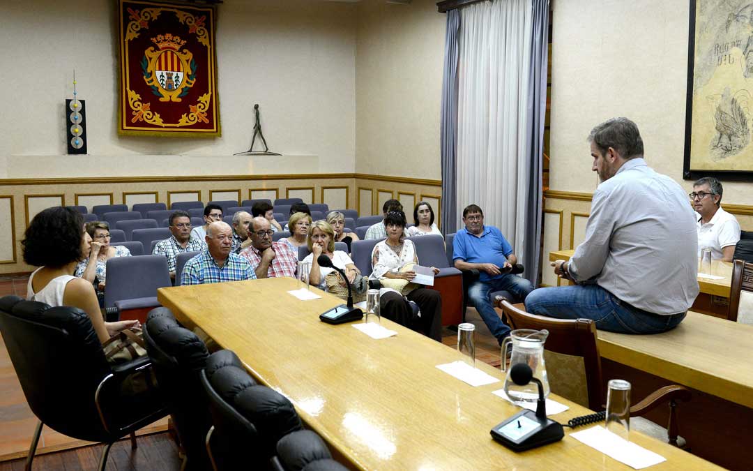 Imagen de la reunión entre Ayuntamiento y afectados por el derrumbe este martes por la noche / Ayto. Alcañiz