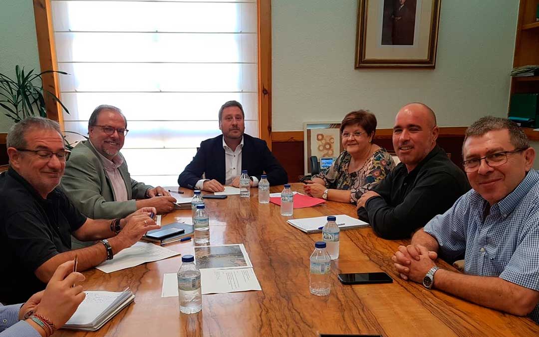 Representantes municipales de Caspe junto a José Luis Soro y Bizén Fuster, de CHA.