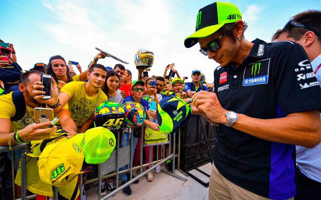 Valentino Rossi en el pit lane walk en Motorland./ Agency Sport Media