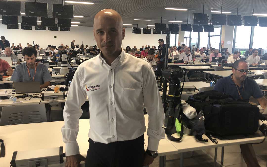 El gerente de Motorland, Santiago Abad, el domingo por la tarde en la sala de prensa en la que trabajan periodistas de todo el mundo / L. Castel