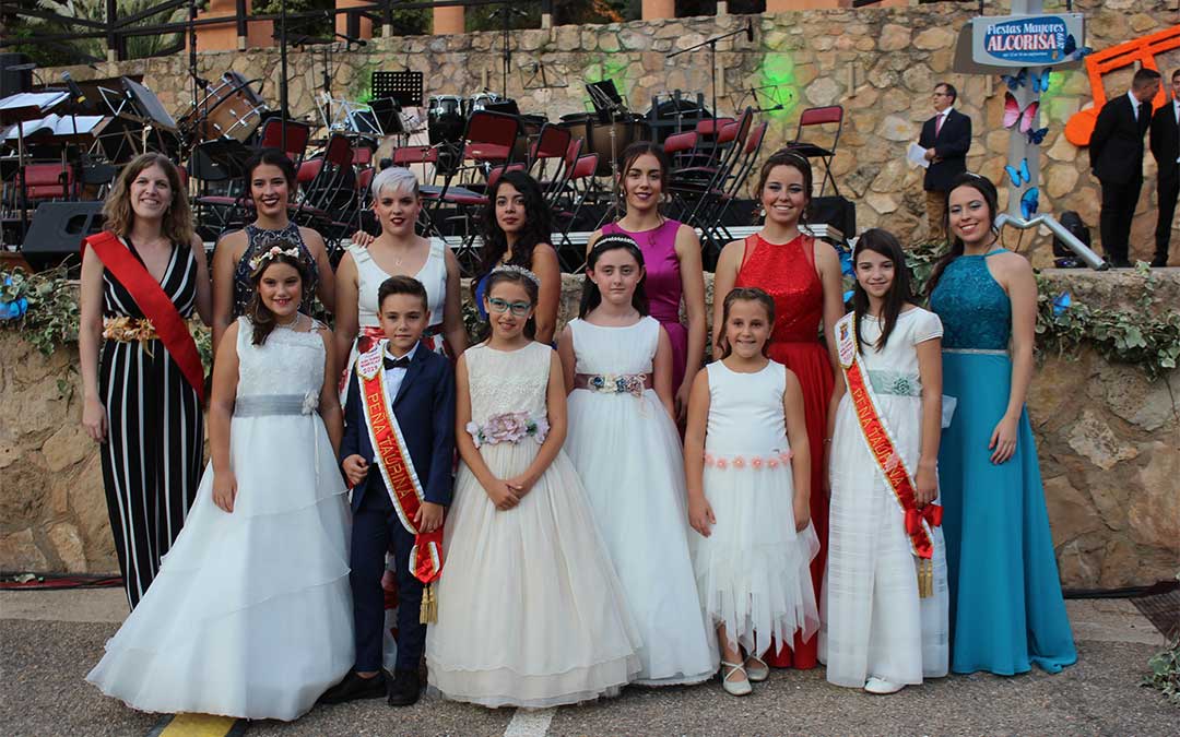 A la izquierda, la concejala de Juventud y Festejos de Alcorisa, Silvia Casas Foz, en la presentación de las reinas./ Laura Castel.