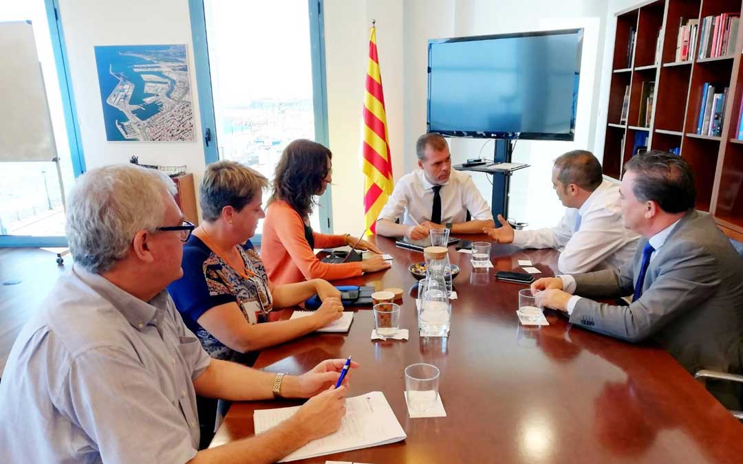 El alcalde de Andorra, Antonio Amador (segundo por la derecha); y el teniente de alcalde, Juan Ciércoles (primero por la dcha.) este martes con responsables del Puerto de Tarragona // Ayuntamiento de Andorra.