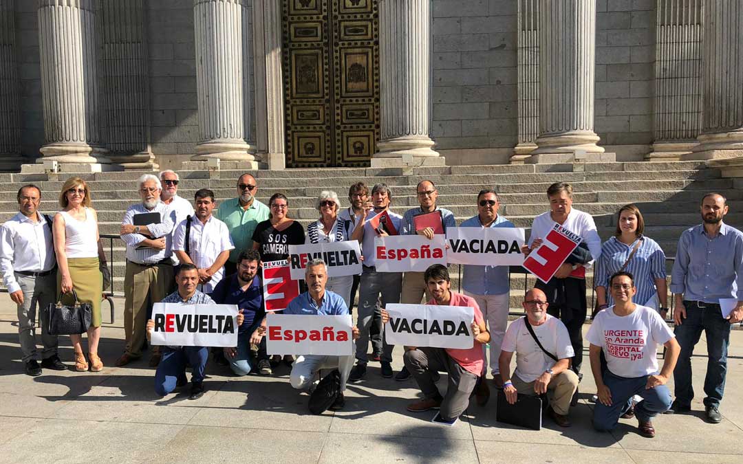 Los representantes de las plataformas de la España Vaciada frente al Congreso. // Pepe Polo