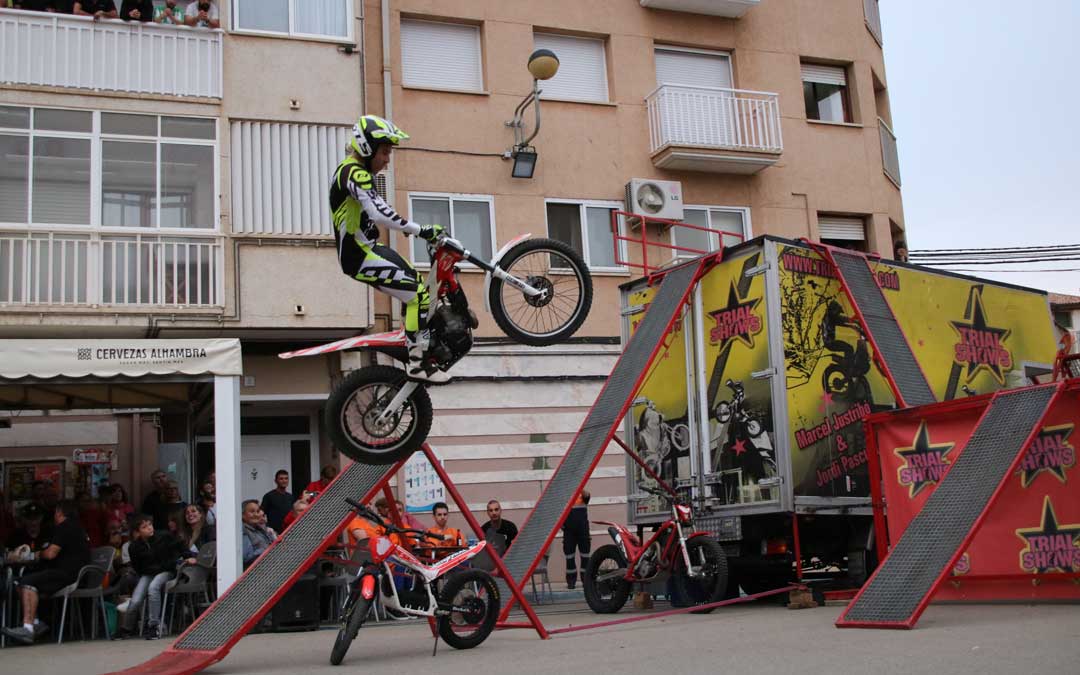 Marcel Justribó realizando un salto durante el espectáculo. // Esther Icart